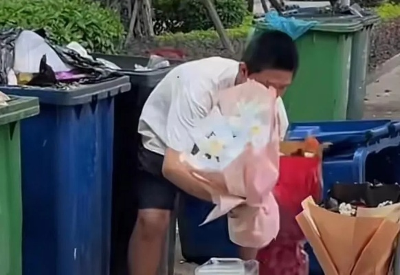 金镯意外遭猫推入垃圾桶，瞬间化为垃圾尘埃