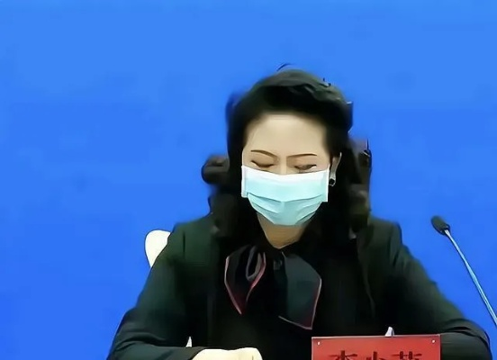女官员耳钉引发争议，曾多次获表彰的背后故事
