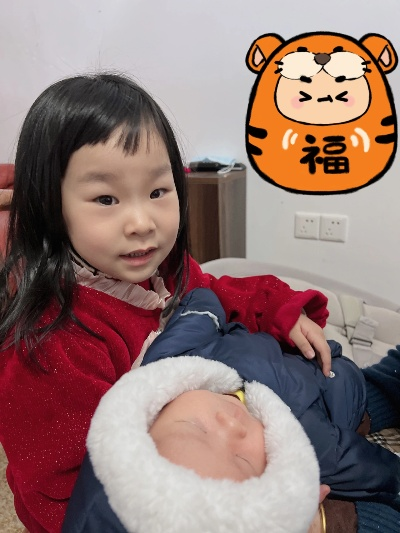 萌态爆棚！小七岁姐姐紧紧抱着六旬大宝宝弟弟——无敌的爱与支持！