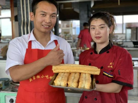 走进实体店油条培训中心，探寻油条制作的奇妙之旅